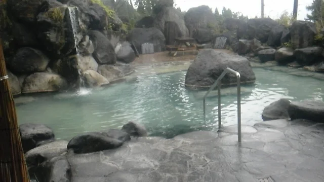 赤倉温泉野天風呂滝の湯