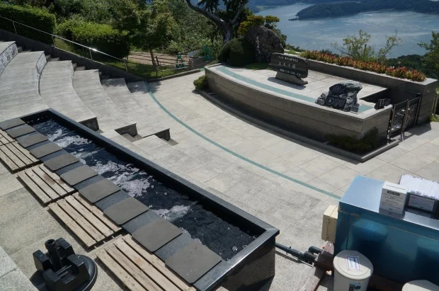 レインボーライン山頂公園 天空の足湯