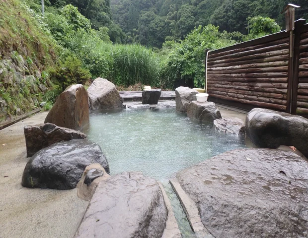 茅森温泉（地元専用混浴露天風呂）