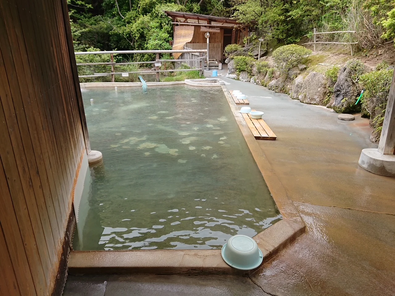 鉱泥温泉(「天然坊主地獄」内)