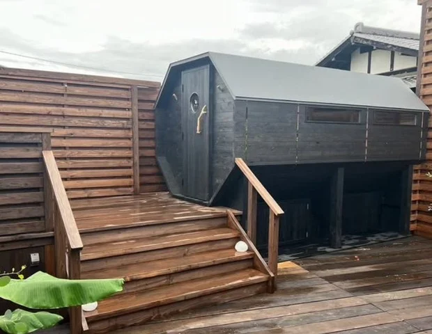 月と小屋