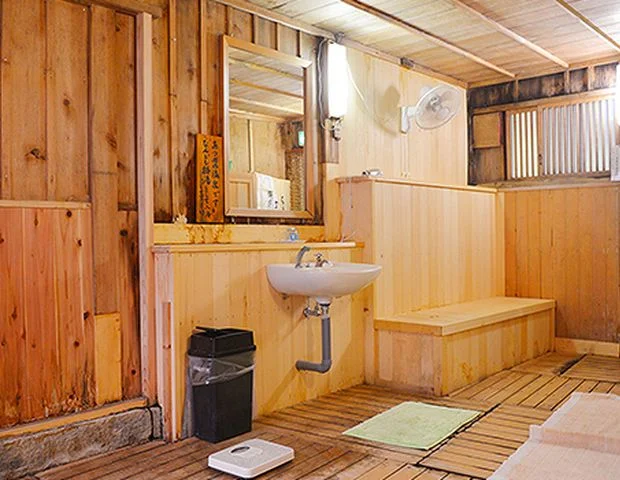 湯滝の宿　西屋