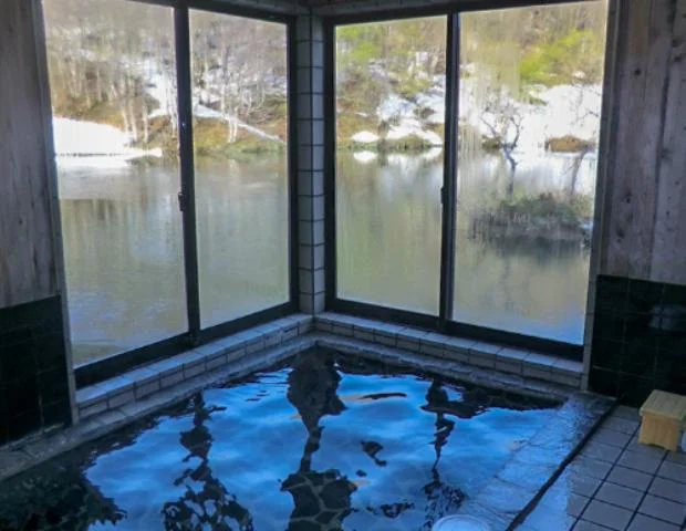 月山志津温泉 湖畔の宿五色亭