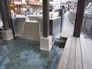 湯畑・湯けむり亭